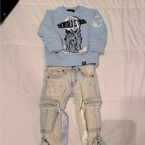 Sky blue sweatshirt and strapped denim jeans
